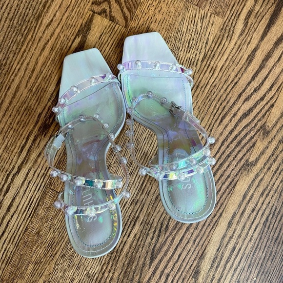 Schutz Pietra Faux Pearl-Embellished Iridescent Vinyl Sandals Size 11 - Picture 6 of 13